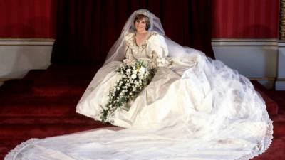 Почему дизайнеры, создававшие свадебное платье принцессы Дианы, судятся из-за его эскиза