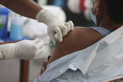 Медработник умер в Индии после прививки от COVID-19