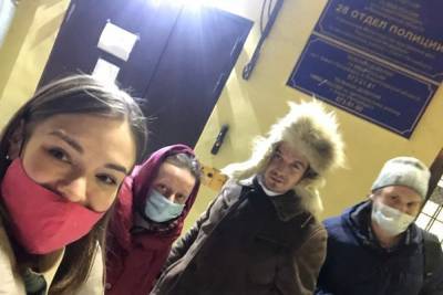 В Петербурге задержали активистов, пикетировавших в защиту Навального