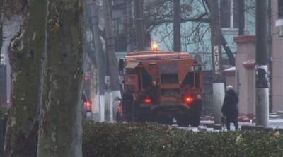 В центре Одессы снегоуборочная техника протаранила такси: кадры аварии