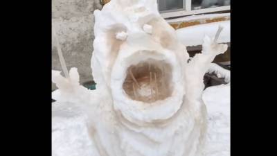 Крымчане радуют прохожих необычными снежными скульптурами