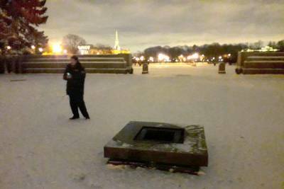 Игравший в снежки ребенок случайно погасил Вечный огонь в Петербурге