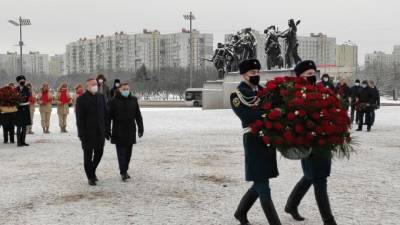 Власти Петербурга возложили цветы к памятнику героическим защитникам Ленинграда в День прорыва блокады