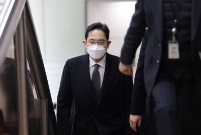 Главу Samsung приговорили к двум с половиной годам тюрьмы