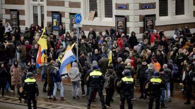 В центре Амстердама полиция жестко разогнала антиправительственный протест против карантина