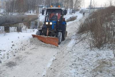 С одной дороги в Липецке снег убирают, а на другую ссыпают (видео)