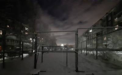 «Ежедневная угроза для детей». В Петрозаводске построили спортплощадку, но без освещения