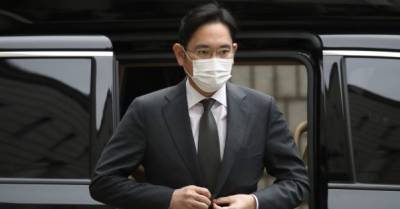 Руководителя Samsung приговорили к тюремному заключению на 2,5 года за взятку