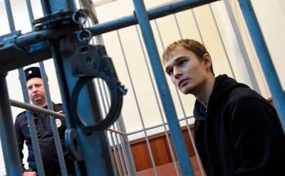 Аспиранту МГУ Азату Мифтахову, обвиняемому в поджоге офиса «Единой России», вынесли приговор