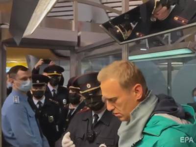 "Суд будет сегодня". Адвокатов Навального пропустили в УВД, но подопечного они не видели