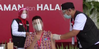В целях пропаганды. В Индонезии прививку от коронавируса в числе первых получили блогеры