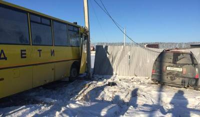 В Тюменской области школьный автобус столкнулся с «Кадиллаком»