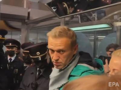 "Наивысшей степени беззаконие. Дед в бункере настолько боится". Навальный прокомментировал начало заседания суда в отделе полиции