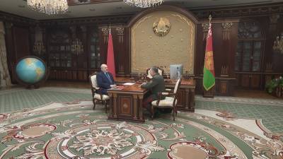 Президент Беларуси принял с докладом министра обороны