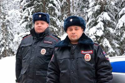 В России полицейский отдал потерявшейся в лесу обувь и пошел по сугробам босиком