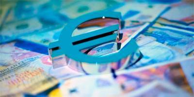 Евро дешевеет к доллару 18 января на отказе инвесторов от риска