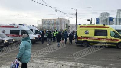 Авто протаранило пятерых пешеходов на трамвайных путях в Петербурге