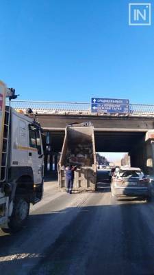На трассе под Екатеринбургом самосвал с поднятым кузовом врезался в мост