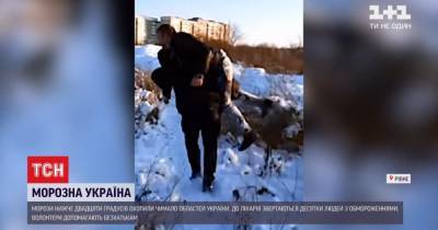 В Ровно полицейский спас мужчину из обморожения и нес его километр к скорой