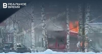 В Казани на проспекте Ямашева сгорел микроавтобус