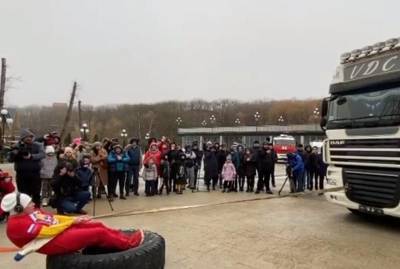 Женщина сдвинула 15-тонный автопоезд в Железноводске и попала на видео