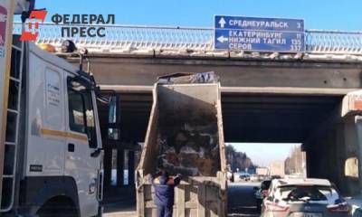 Под Екатеринбургом грузовик с поднятым кузовом врезался в мост