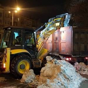 Коммунальщики продолжают уборку снега в Запорожье. Фото