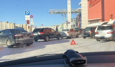 В Тюмени около ТРЦ «Кристалл» возникла пробка из-за аварии