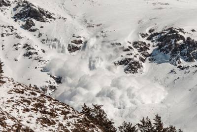 Лавина сошла на горнолыжную трассу на Домбае, под снегом могут быть люди