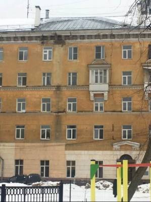 В Екатеринбурге работники управляющей компании чистят крышу пятиэтажки без экипировки