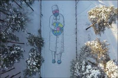 Художник из Подмосковья создал граффити на снегу в поддержку врачей