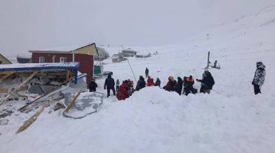 В Карачаево-Черкесии лавина накрыла горнолыжную трассу, под снегом могут находиться до 12 человек