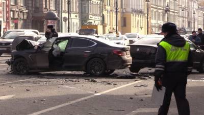 Volkswagen врезался в пешеходов после столкновения с Hyundai в Петербурге - newinform.com - Санкт-Петербург