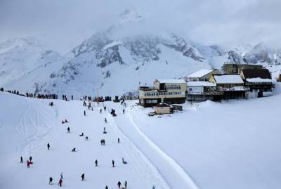 В России на горнолыжном курорте сошла лавина: под снегом есть люди