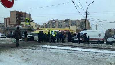 Серьезное ДТП с участием четырех легковых автомобилей произошло в Петербурге.