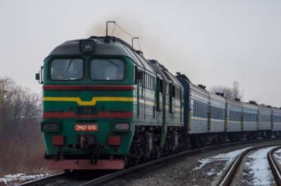 Вода из окон затопила постель, а одежда примерзла: фото и видео жутких условий в поезде Киев-Ворохта