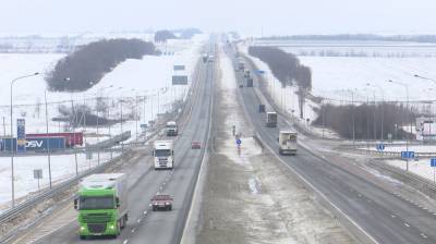 «Плохо работают». Как борются со снегопадом на трассе между Воронежем и Ростовом