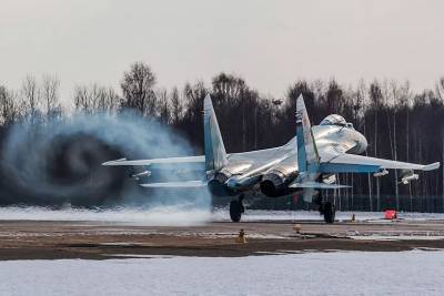 Для расчистки от снега аэродромов на юге России задействовали военных