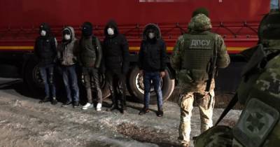 Услышали подозрительные звуки: в Одесской области задержали нелегалов, выскочивших из полуприцепа (фото, видео)
