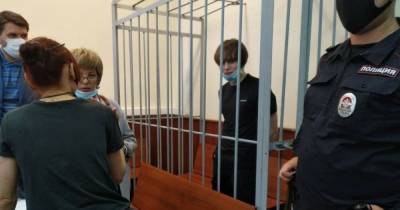 В РФ суд приговорил математика к шести годам колонии за разбитое окно в офисе путинской партии "Единая Россия"