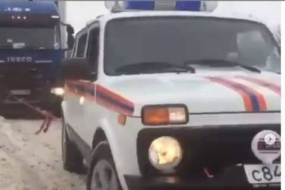 В Новороссийске спасатели на Ниве вытаскивают тягачи из снега
