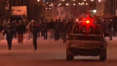 Полиция Туниса арестовала около 900 участников массовых беспорядков