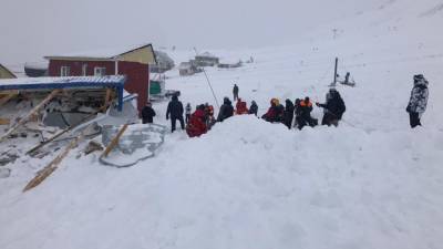 Спасатели обнаружили выжившую на месте схода лавины в КЧР