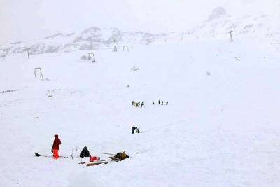 Из-под снега после схода лавины в Домбае выбрались шесть человек