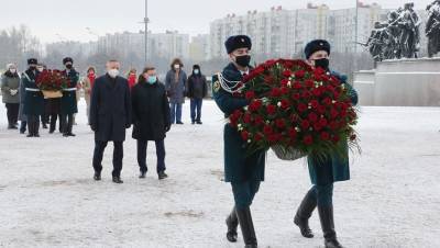 Беглов возложил цветы на площади Победы в память о подвиге ленинградцев
