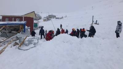 Спасатели вытащили женщину из-под снежного завала