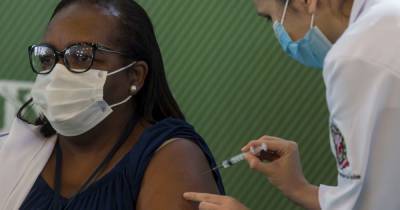 Бразилия разрешила экстренное использование двух вакцин против COVID-19: кто получил первую прививку