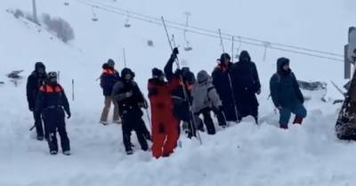На горнолыжном курорте в России сошла лавина. Под завалами снега могут быть дети (видео)
