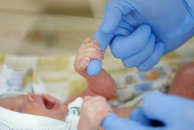 Неонатолог назвала версии появления антител у новорождённого