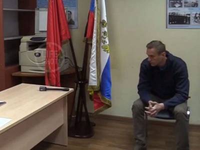 Суд над Навальным состоялся прямо в отделе полиции. Судья вынесла решение
